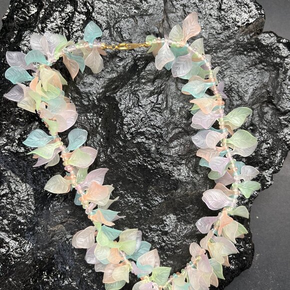 RETRO CELLULOID PASTEL STATEMENT NECKLACE, CHOKER, 4 COLOUR LEAF SHAPED BEADS - Picture 3 of 4